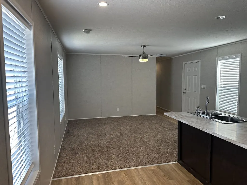 3 bed, 2.0 bath, 936 sqft, $1,670 — Photo 4