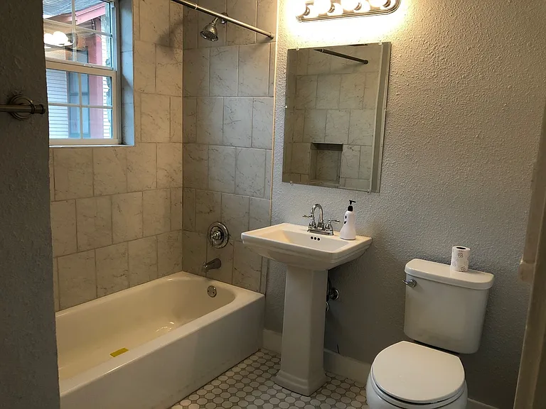 942 Bailey Ave — Photo 3