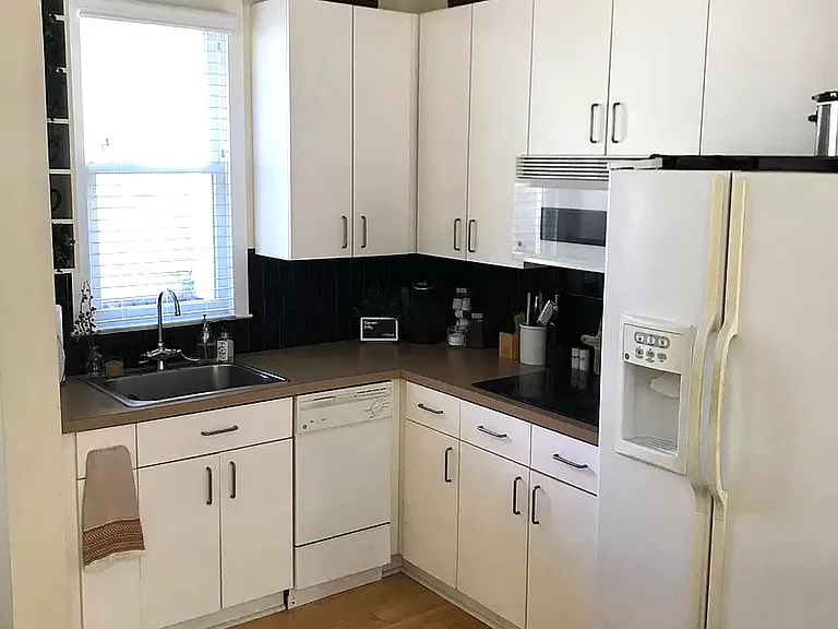 663 Alexander St #1 — Photo 3