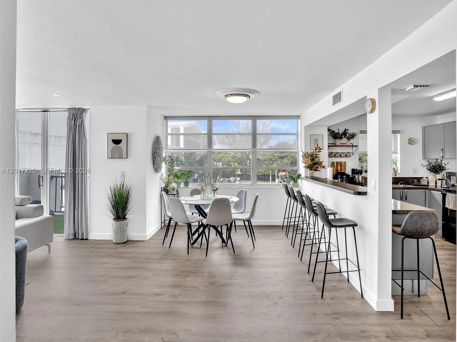 Commodore Plaza Condo — Photo 2