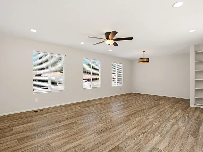 9817 Mary Ellen Pl NE — Photo 8