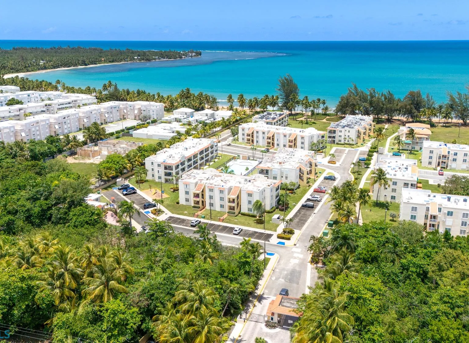Continental Beach Resort (Condominio) — Photo 1