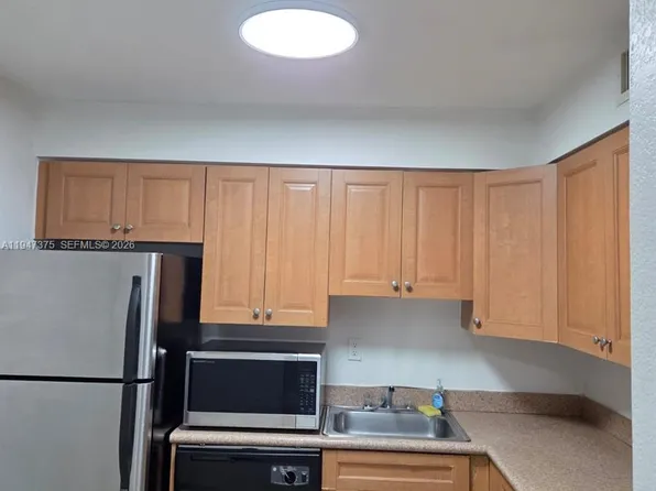 5221 Geneva Way APT 302, Doral, FL 33166