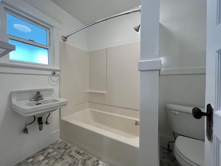 1343 Chelsea Ave — Photo 8