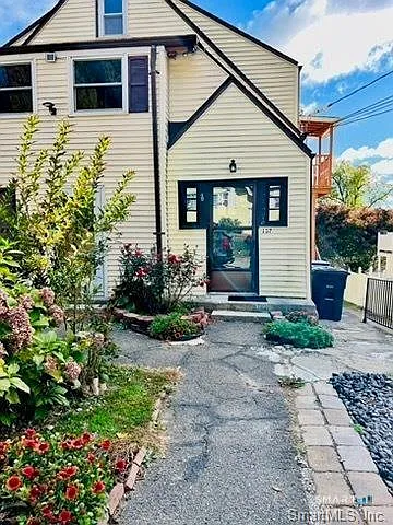 2 bed, 1.0 bath, 2292 sqft, $1,595 — Photo 1