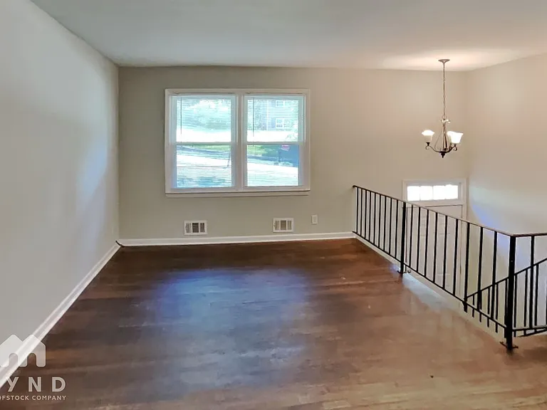 2715 Carriage Ln — Photo 7