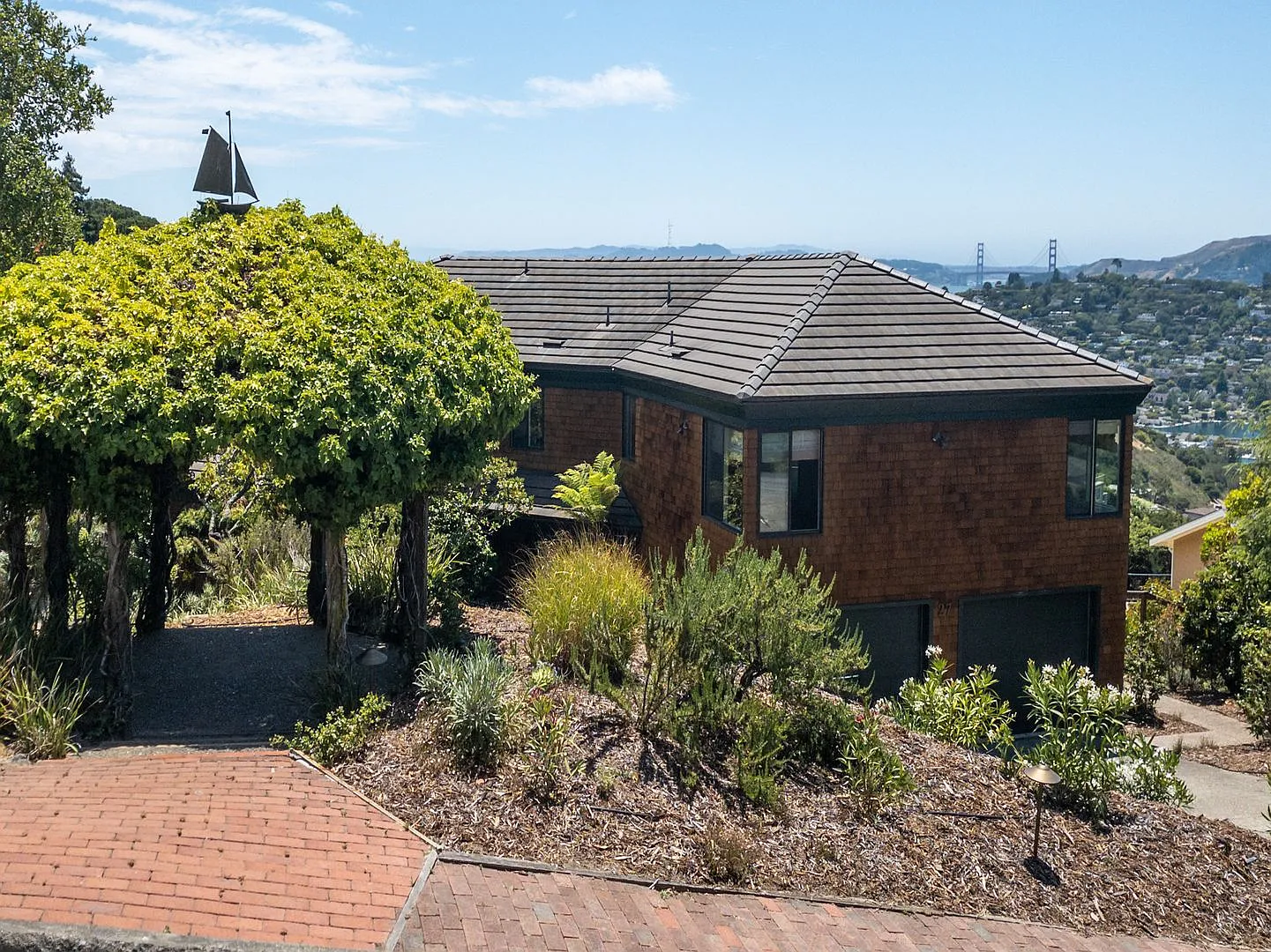 4br/2.5ba 3,274sqft! Stunning Gg Views Yard! Spa! 4 Car Parking! Pet! Progressive — Photo 3