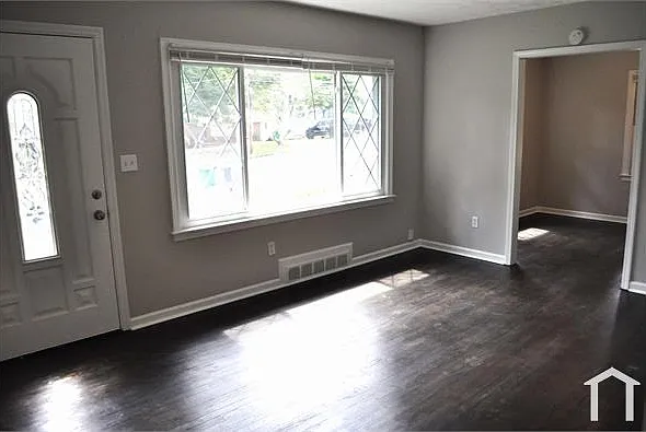 2113 Seavey Dr — Photo 2
