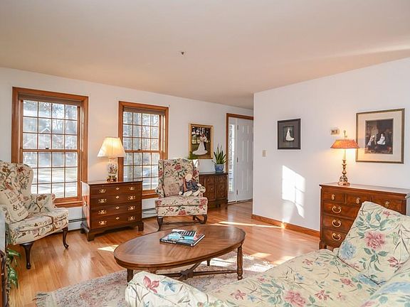 2nd image of 3 White Oak Cir