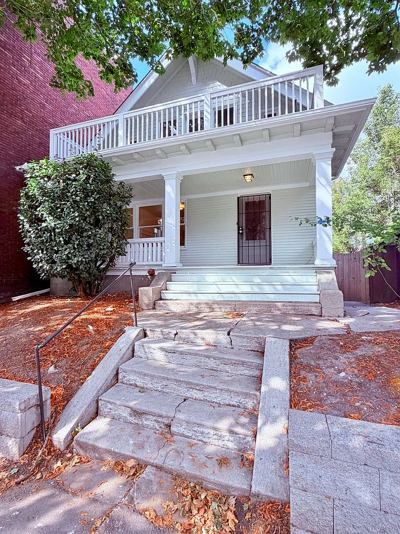 Spacious 3-story 4-bedroom, 2.5 baths home on Eastlake — Photo 3