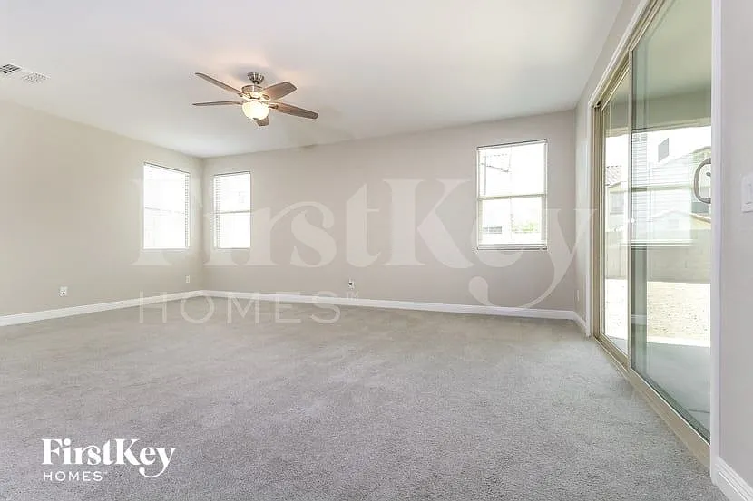 4 bed, 2.5 bath, 2490 sqft, $2,885 — Photo 4