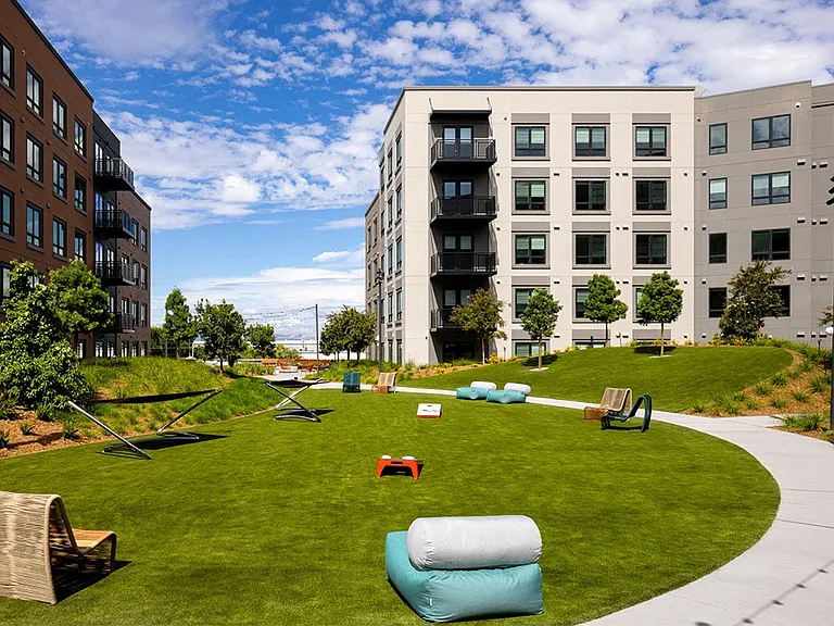 Orlo - Lawn Courtyard