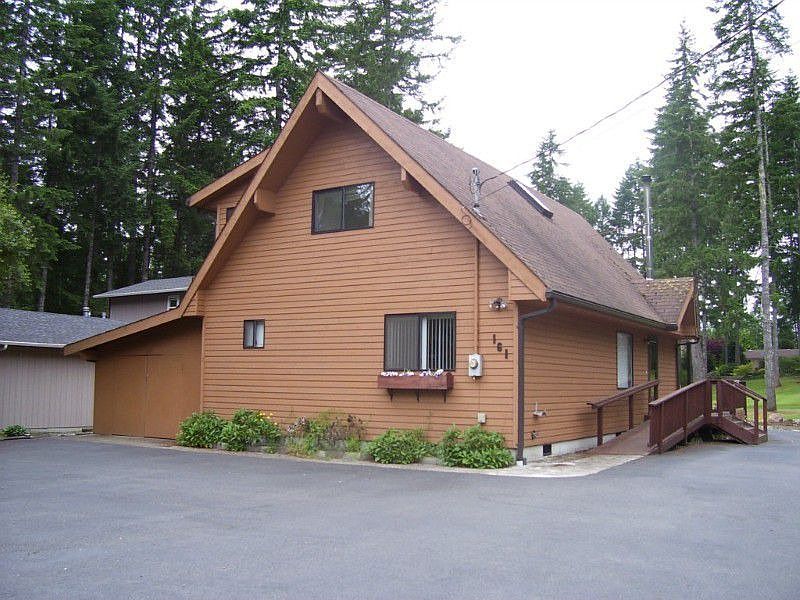Great custom chalet on the 5th green at Lake Limerick