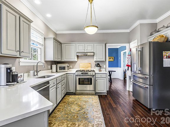 3rd image of 1017 Columbine Rd