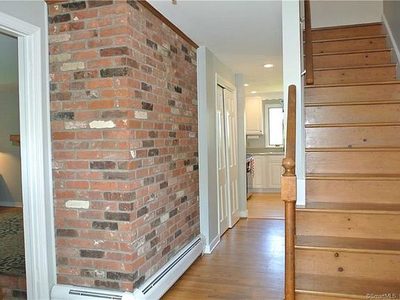 3rd image of 32 Centerview Dr