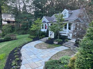 718 Colonial Rd, Franklin Lakes, NJ 07417
