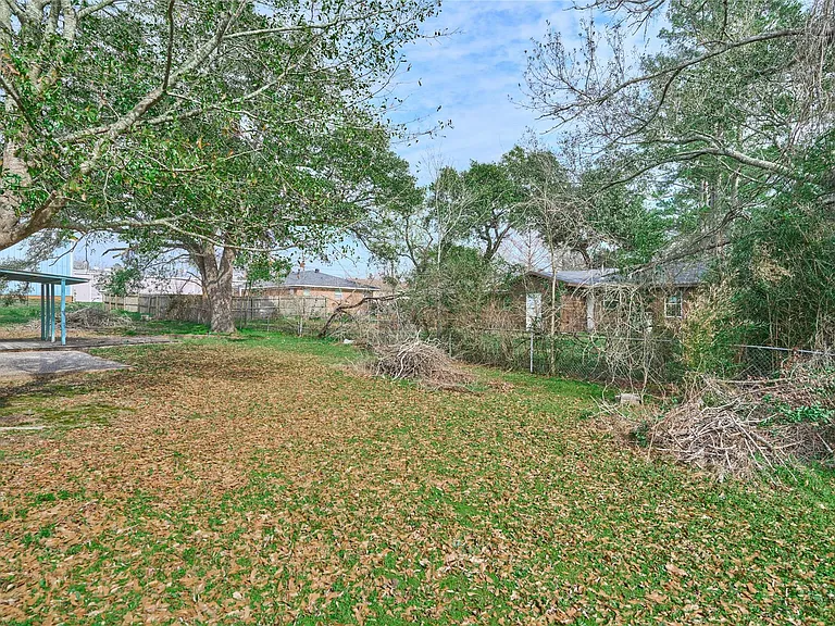 203 Paul Knox St — Photo 34