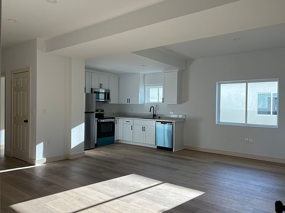 4th image of 4753 Clybourn Ave #11