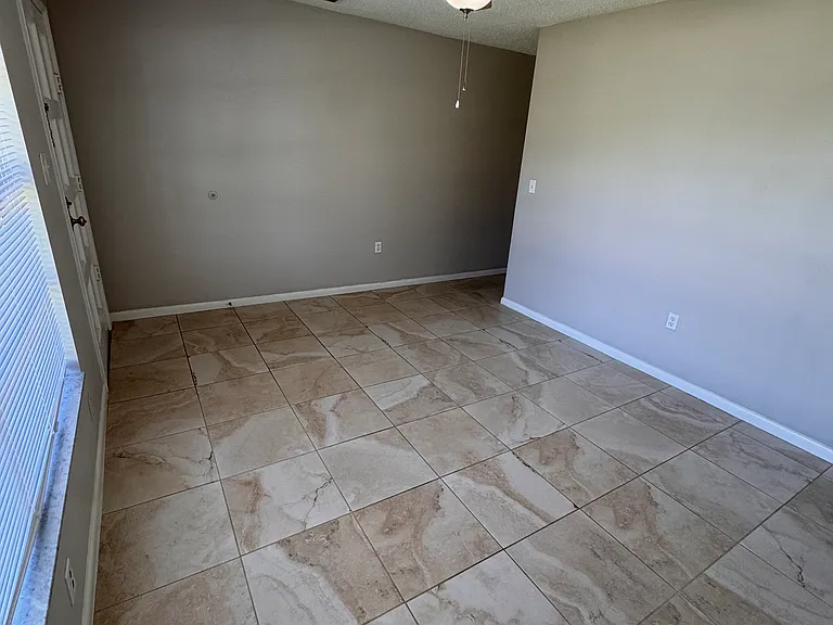 7504 N Thatcher Ave — Photo 8