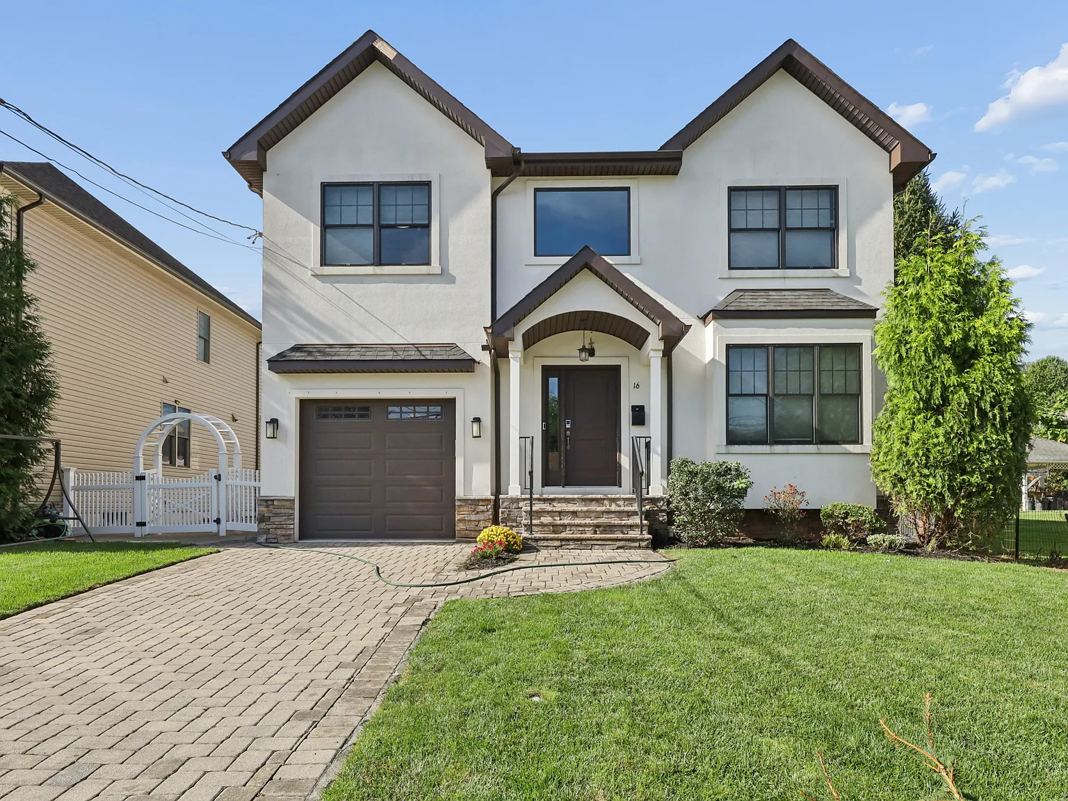 4 bed, 2.5 bath, 2400 sqft, $5,000 — Photo 1