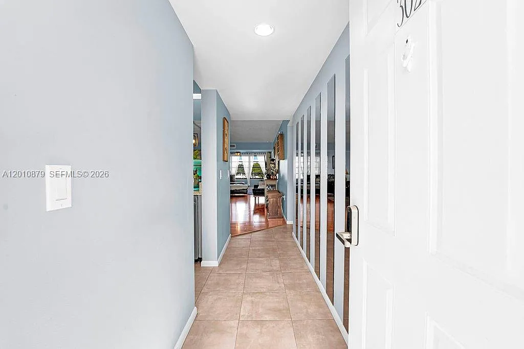 Building Photo - 6049 Balboa Cir #302