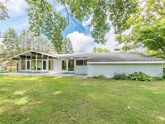 3rd image of 40 Pleasantview Dr