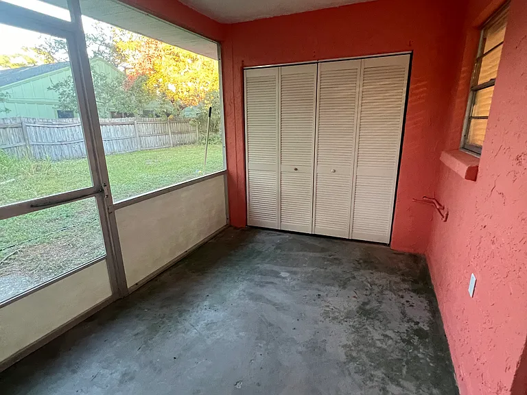 923 Royal Palm Dr — Photo 8
