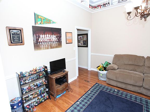 3rd image of 83 Sterling Way