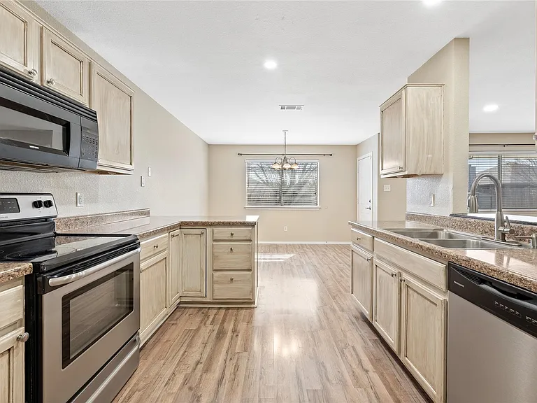 210 Mesquite Cir — Photo 4