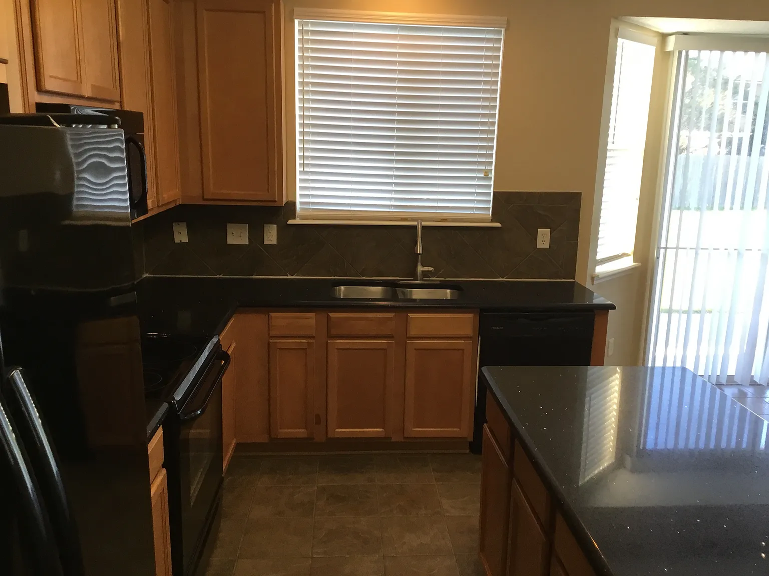 4 bed, 2.5 bath, 2801 sqft, $2,850 — Photo 3