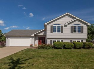 10380 S Oriole Ln, Oak Creek, WI 53154