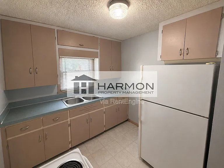 2232 S Greenwood Ave — Photo 3
