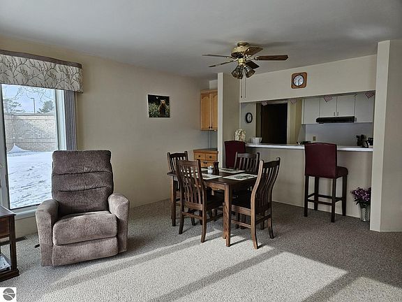 5th image of 407 W Lake St