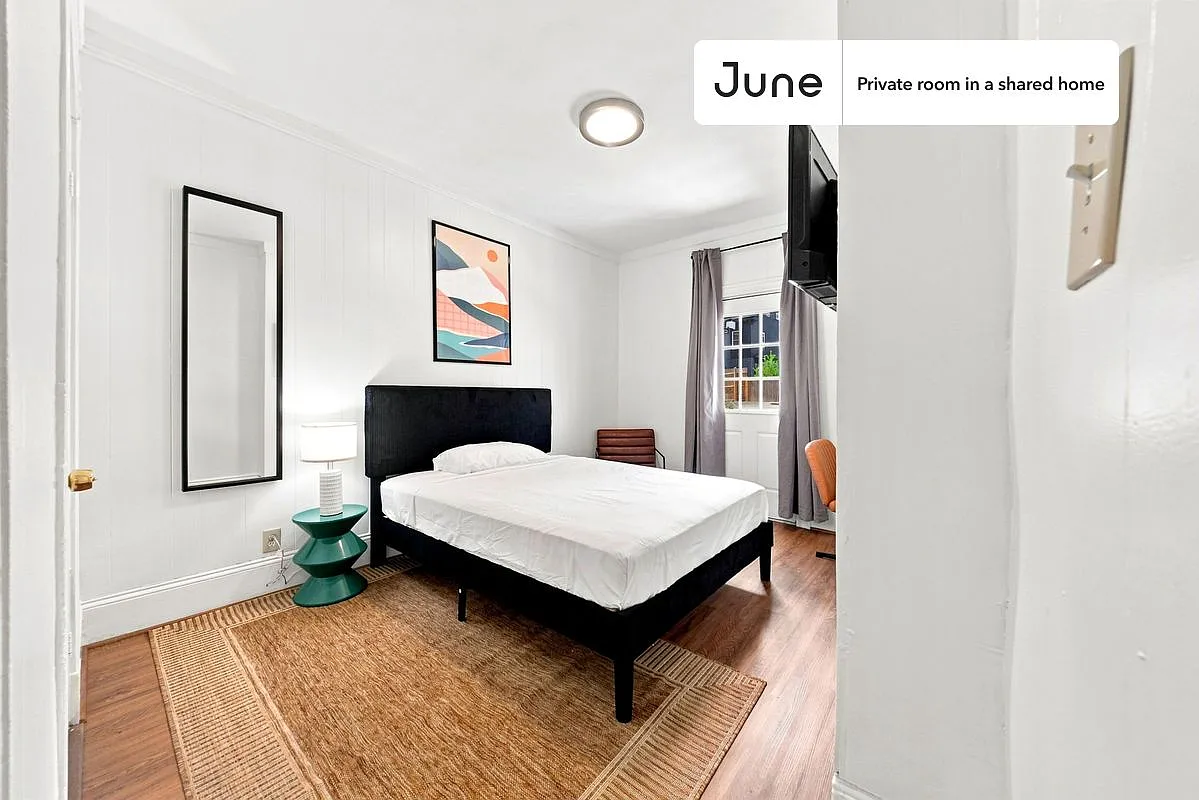 Queen bedroom in 7 bed/2 bath home in Allston #834 C — Photo 1