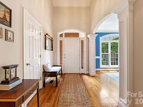 4th image of 305 Forbes Ct