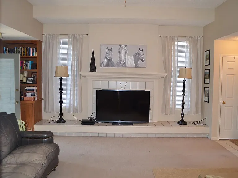 2000 Estella Dr — Photo 2