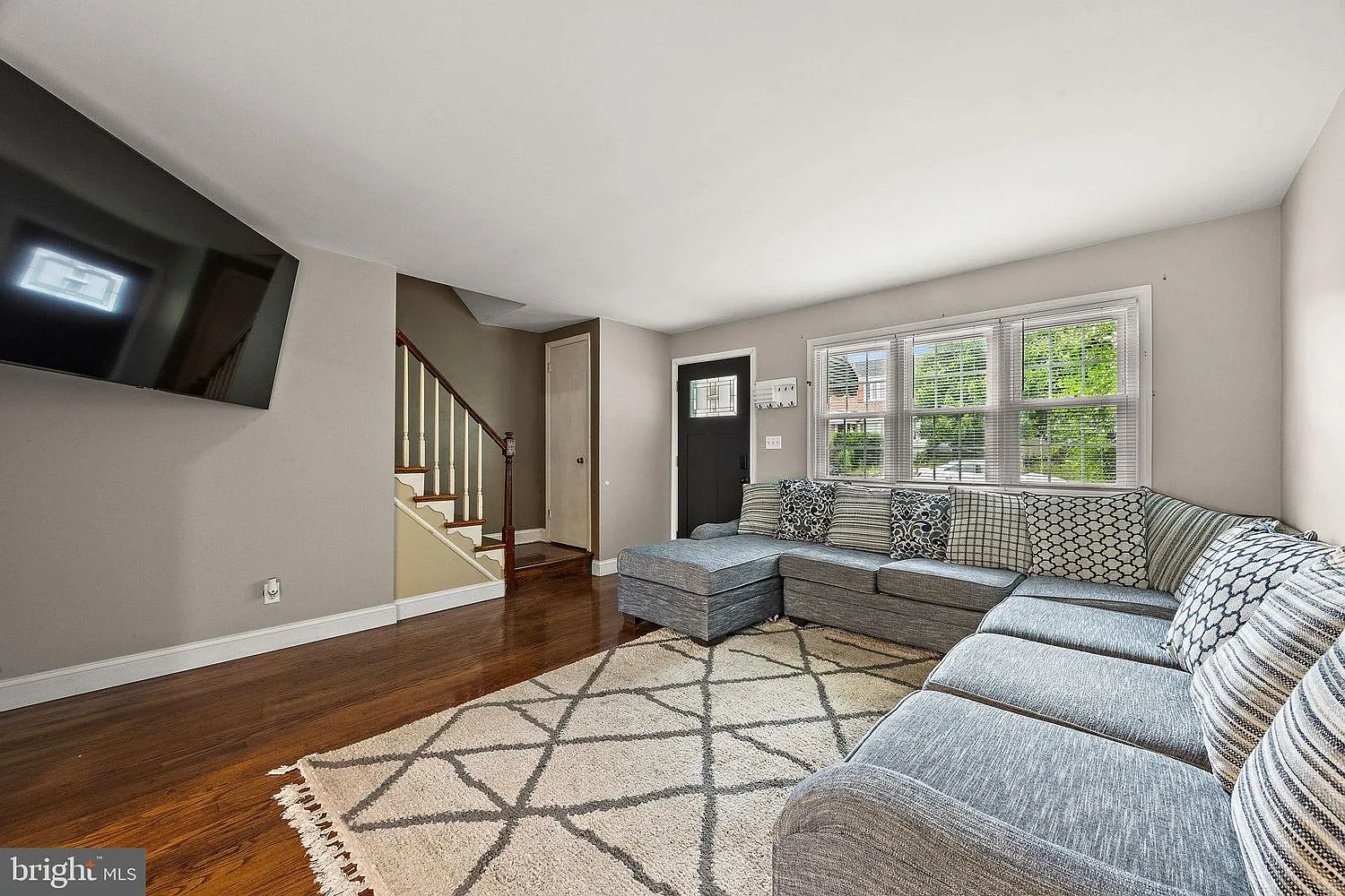 3 bed, 1075 sqft, $2,100 — Photo 4