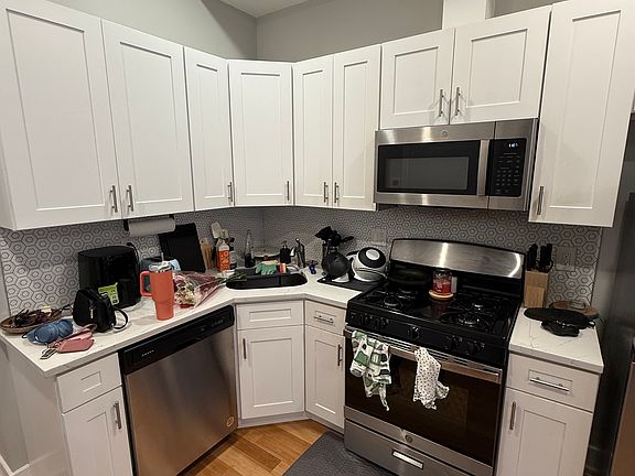 5th image of 2033 Christian St Floor 2