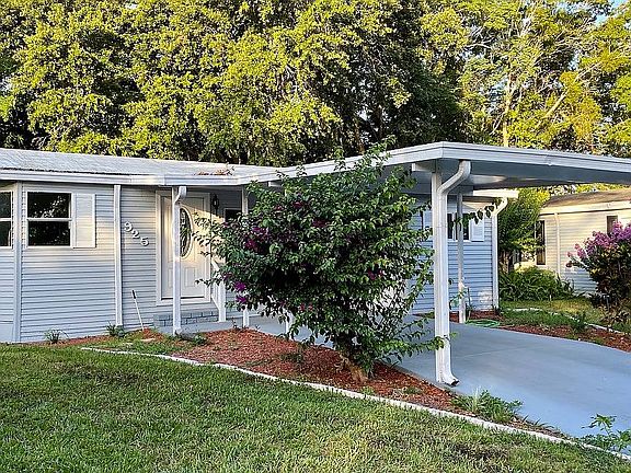 3rd image of 925 Hyde Park Cir
