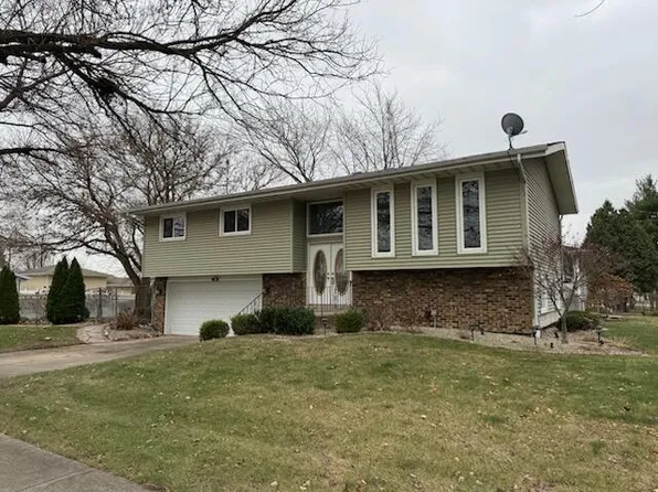 2051 W 97th Pl, Crown Point, IN 46307