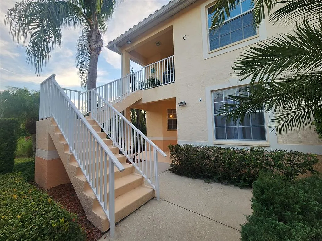 3 bed, 2.0 bath, 1383 sqft, $2,200 — Photo 1