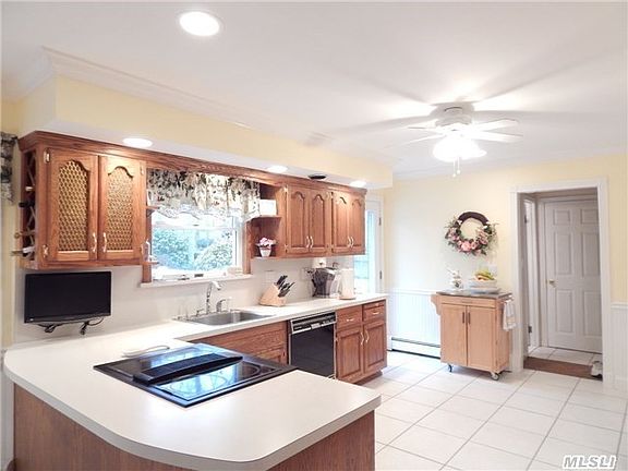 2nd image of 10 Woodcrest Dr