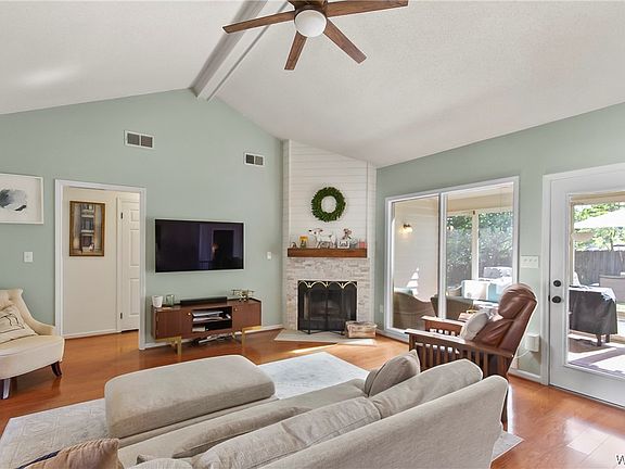 4th image of 809 Richmond Pl