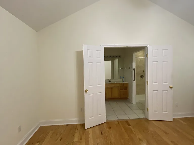 Master Bedroom (vaulted ceiling)
