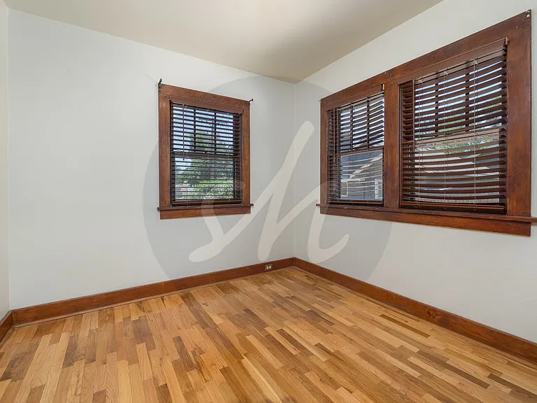 615 E Washington St — Photo 7