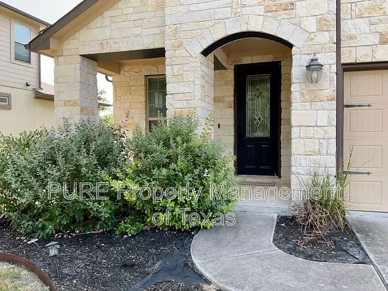 4 bed, 2.5 bath, 2878 sqft, $2,495 — Photo 2