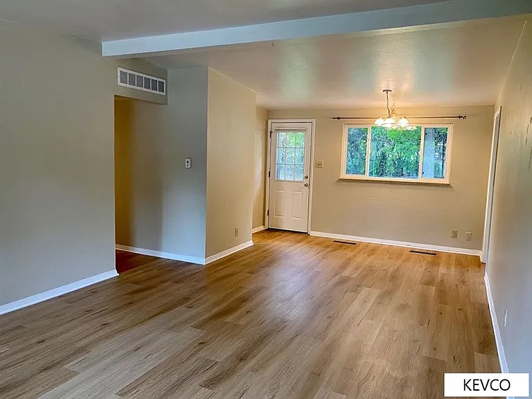 711 W Prospect Rd — Photo 5