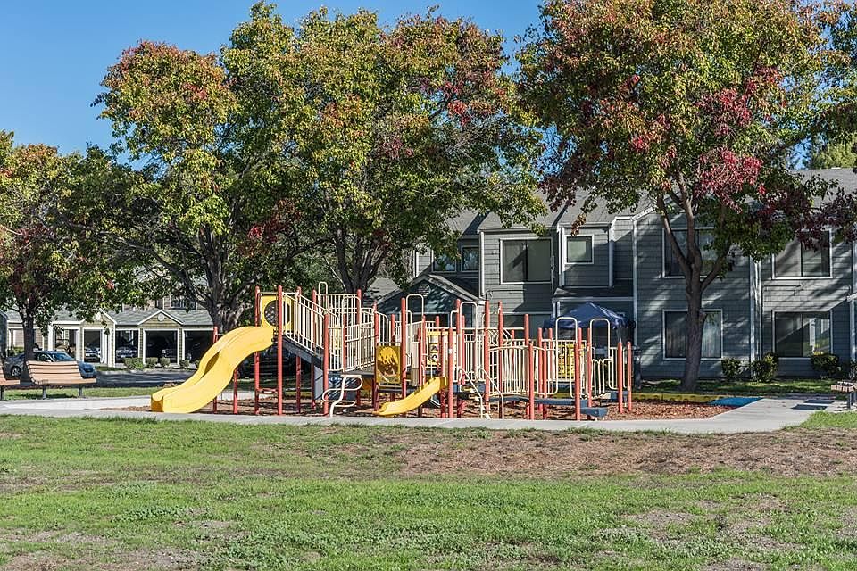 2nd image of 914 Mariner Dr APT D
