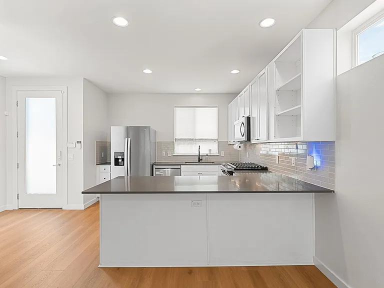 705 N Bluff Dr #6 — Photo 5