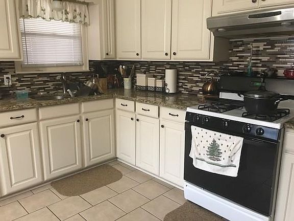 4th image of 216 Worthy St